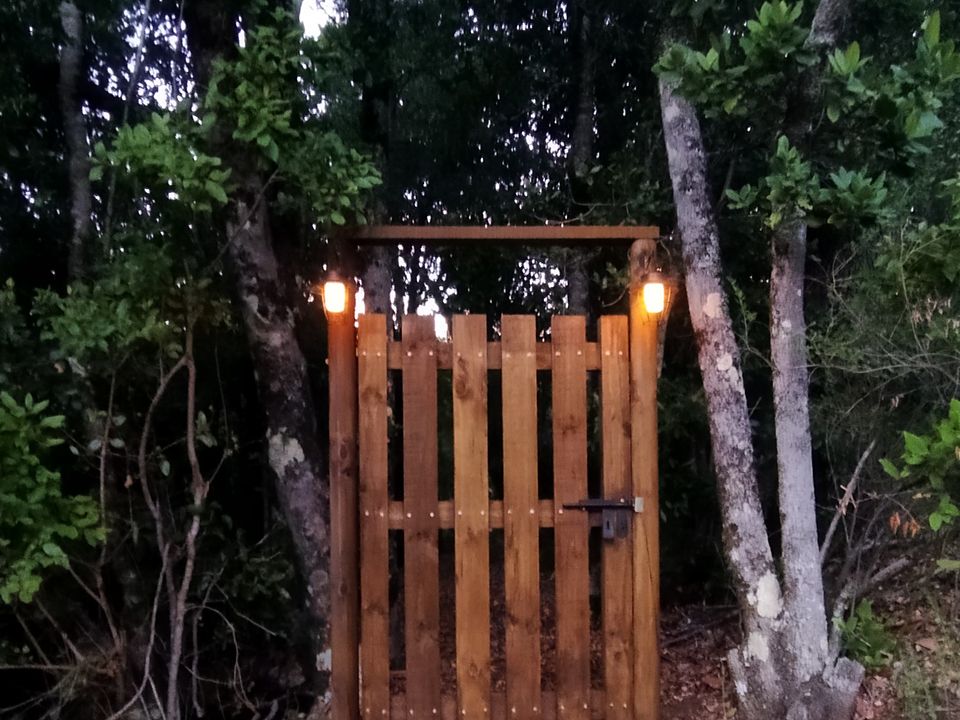 Entrada a la reserva de bosque nativo del loteo El Roble, Cobquecura
